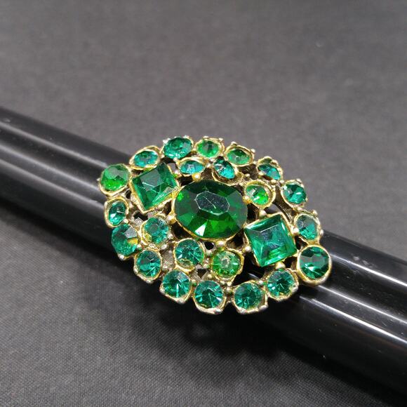 Vintage Emerald Green Rhinestone Ring, Size 7 Adjustable, 1960s - Picture 9 of 10